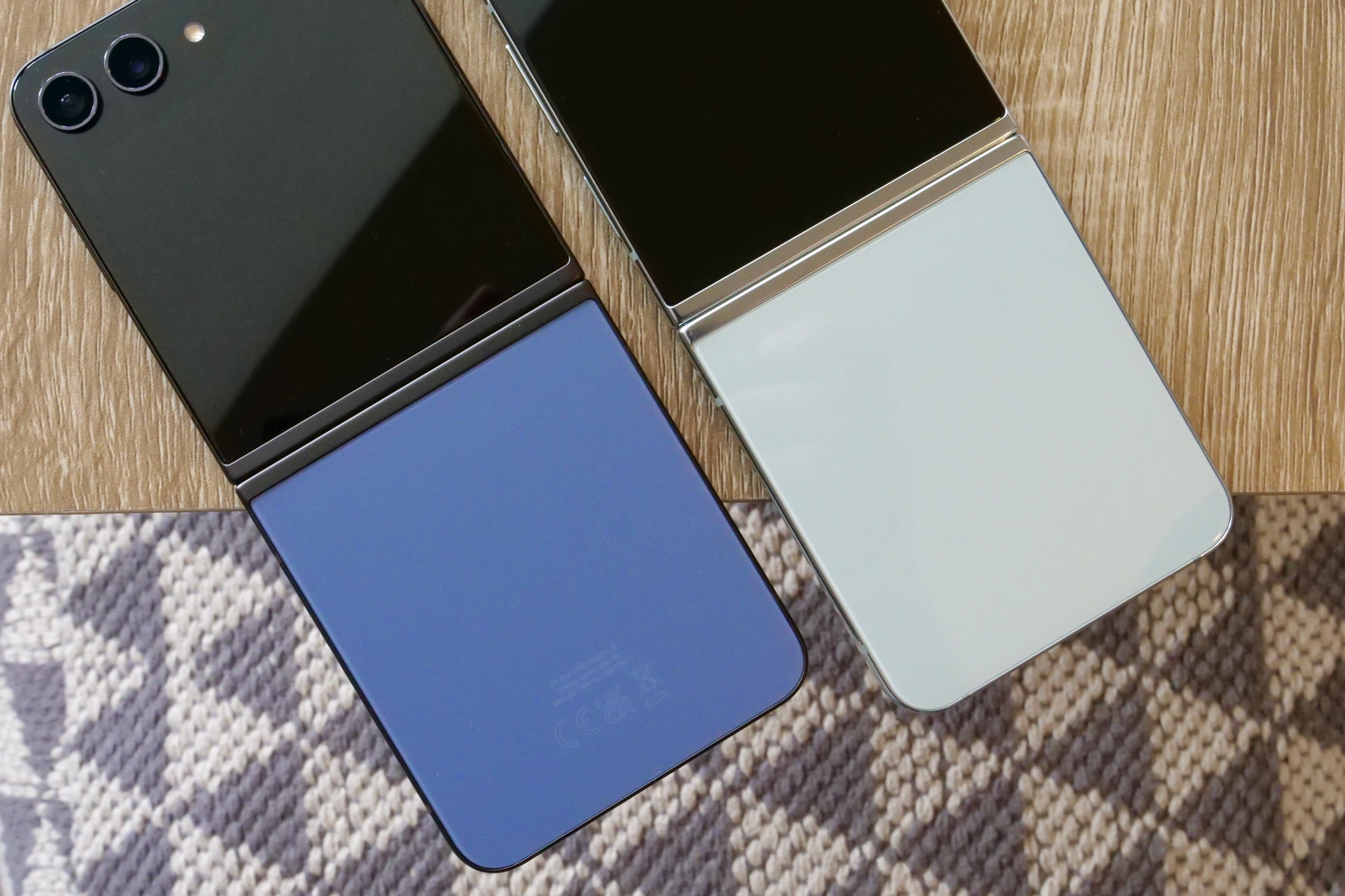 O Samsung Galaxy Z Flip 5 nas cores Mint e azul.