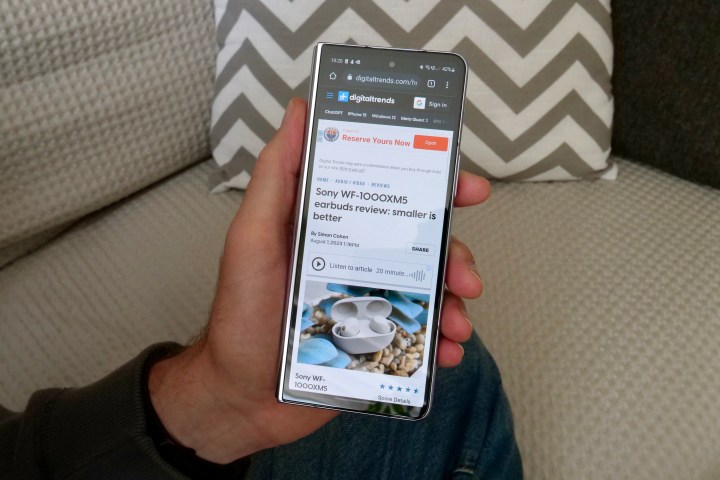 Чтение веб-страницы на титульном экране Samsung Galaxy Z Fold 5.