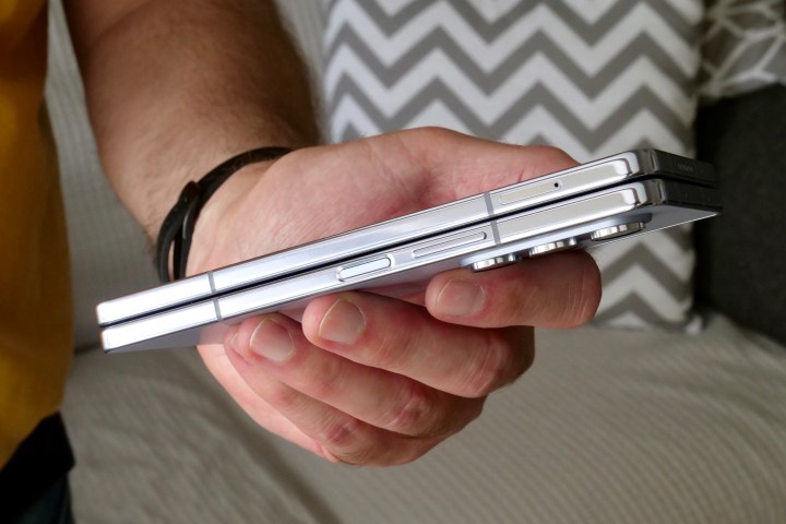 Человек, держащий Samsung Galaxy Z Fold 5, показывает датчик отпечатков пальцев.