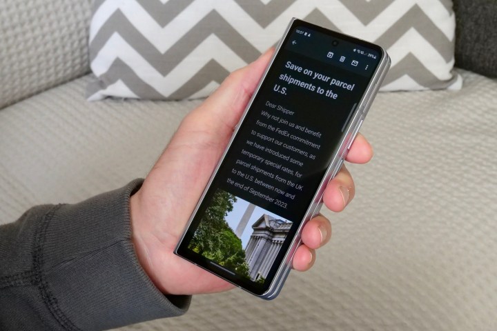 Чтение электронной почты на титульном экране Samsung Galaxy Z Fold 5.