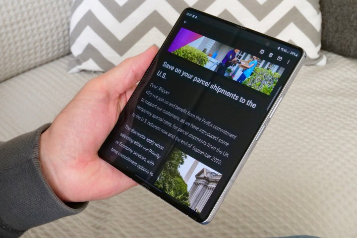 Чтение электронной почты на открытом экране Samsung Galaxy Z Fold 5.