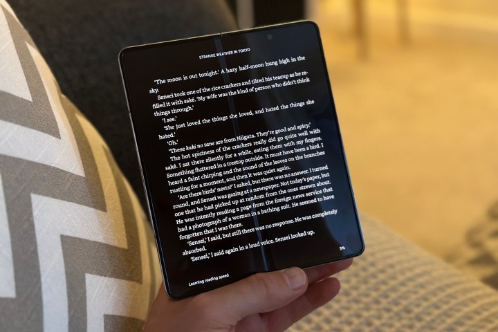 Приложение Kindle работает на открытом экране Samsung Galaxy Z Fold 5.