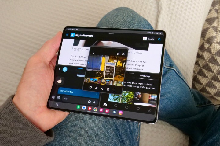 Несколько приложений, работающих на открытом экране Samsung Galaxy Z Fold 5.