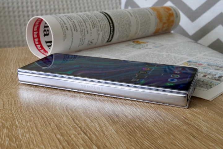 Закрытый шарнир Samsung Galaxy Z Fold 5.