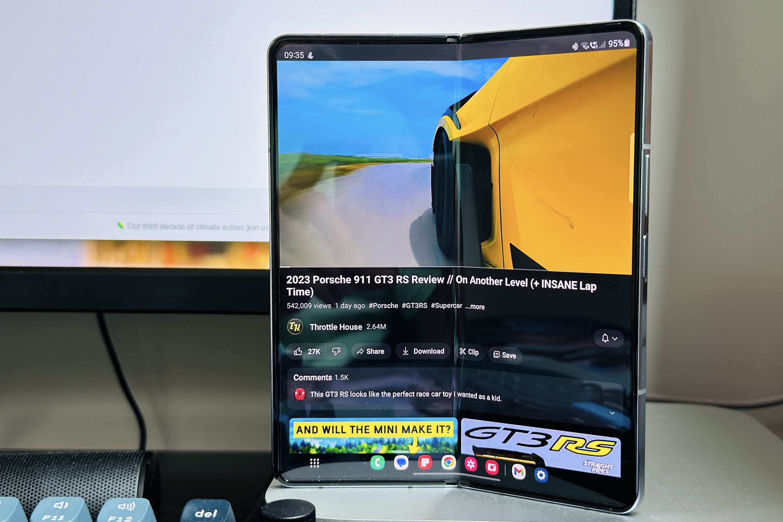 Un video que se reproduce en el Samsung Galaxy Z Fold 5.