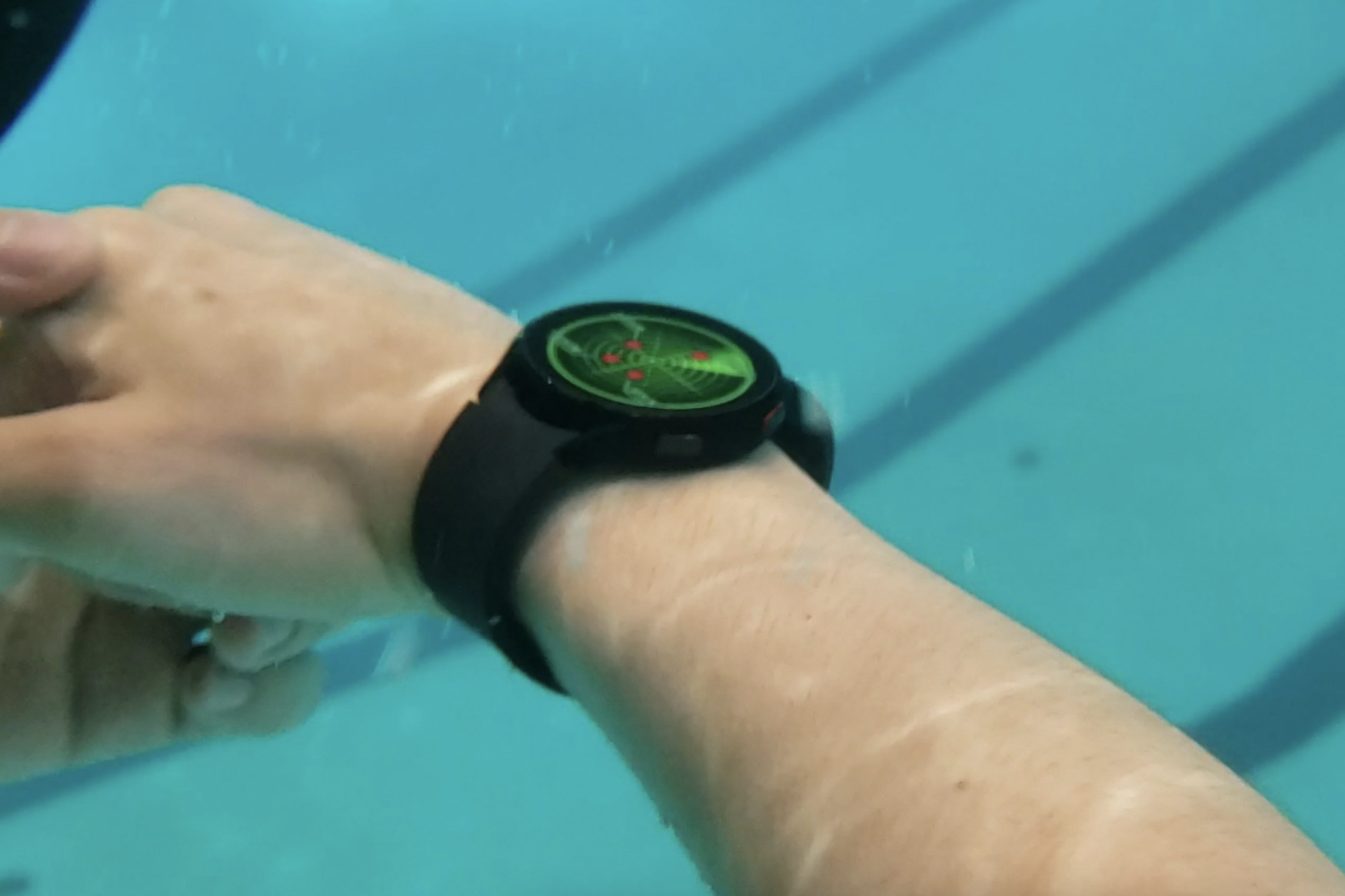 Localizando a posição subaquática de mergulhadores usando um aplicativo smartwatch.