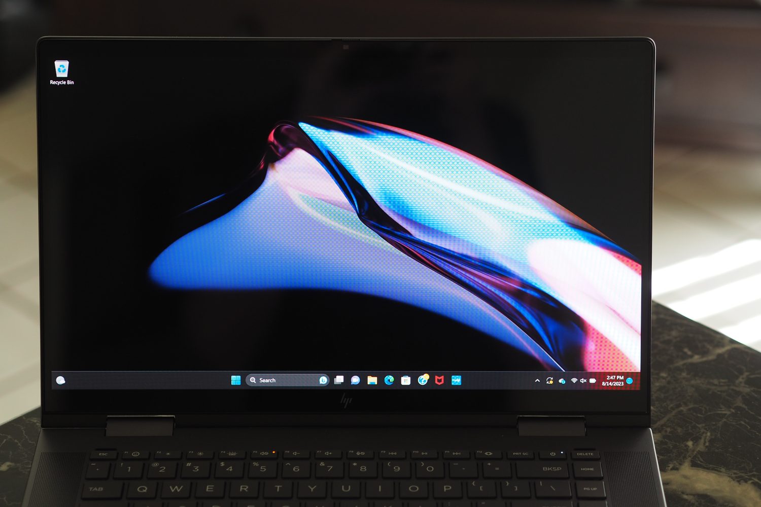 Vista frontal do HP Envy x360 15.6 2023 mostrando a tela.