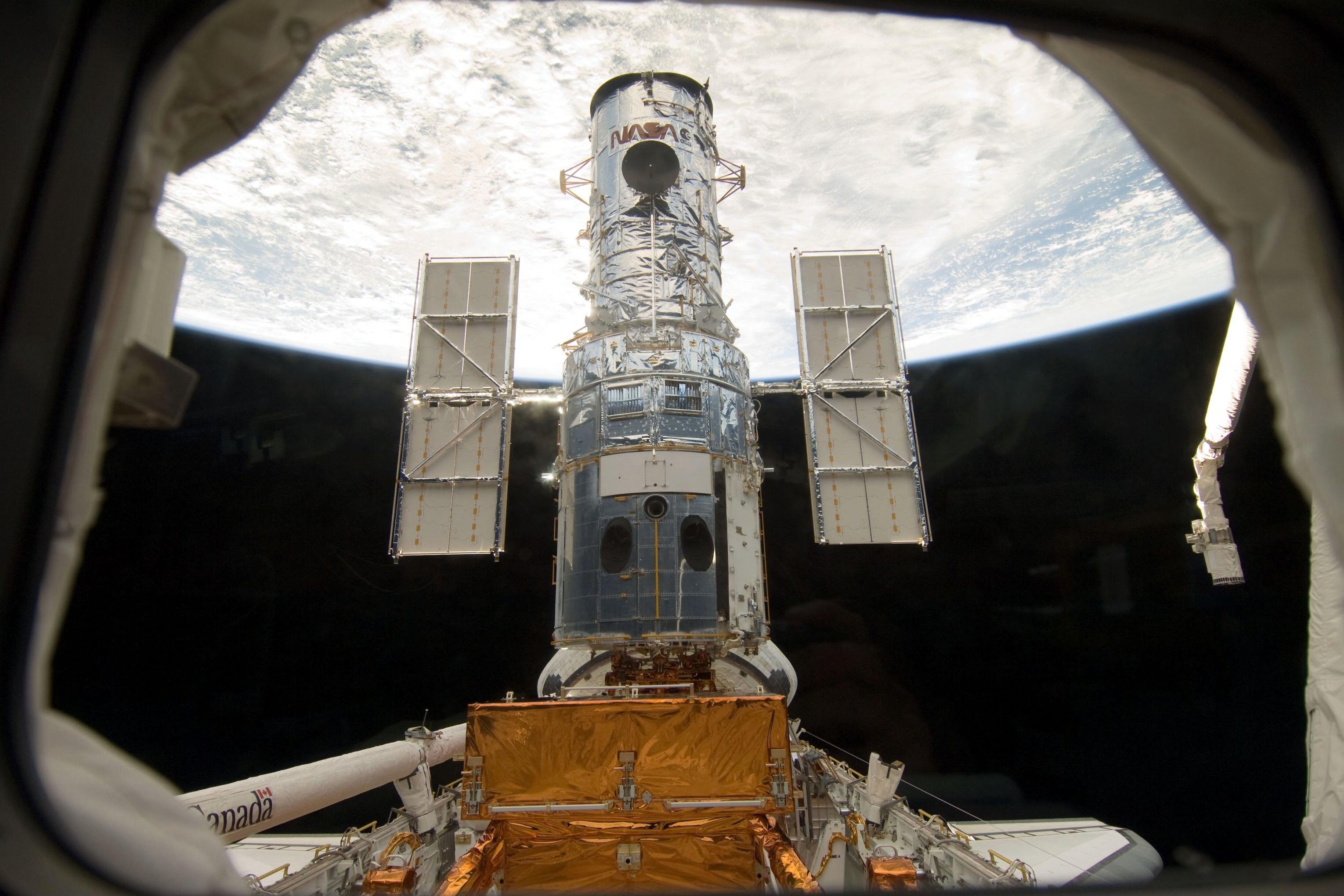 O Telescópio Espacial Hubble é lançado em 1990.