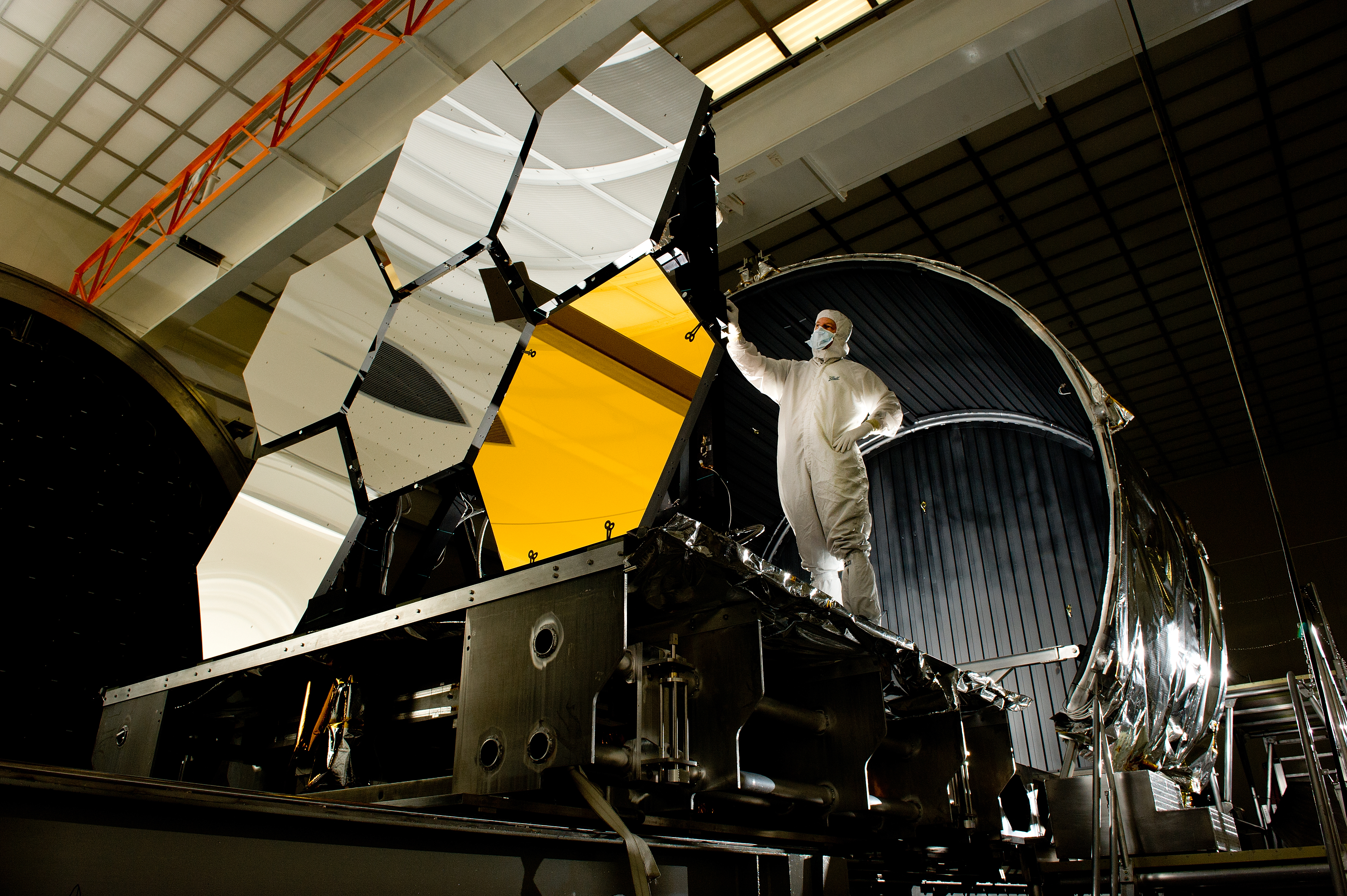 O Telescópio Espacial James Webb usou espelhos revestidos de ouro para refletir a radiação infravermelha.