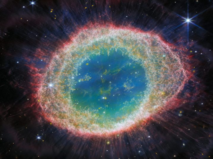 La Nebulosa del Anillo capturada por la cámara de infrarrojo cercano de Webb (NIRCam).