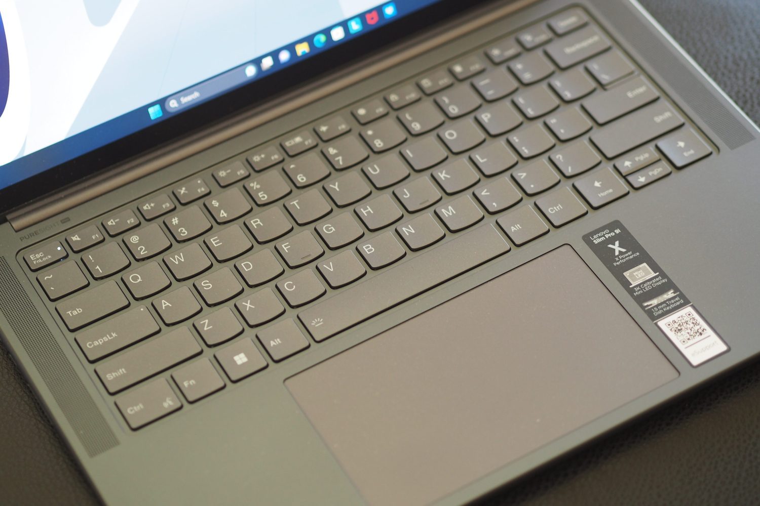 Visão superior do Lenovo Slim Pro 9i 14 mostrando teclado e touchpad.