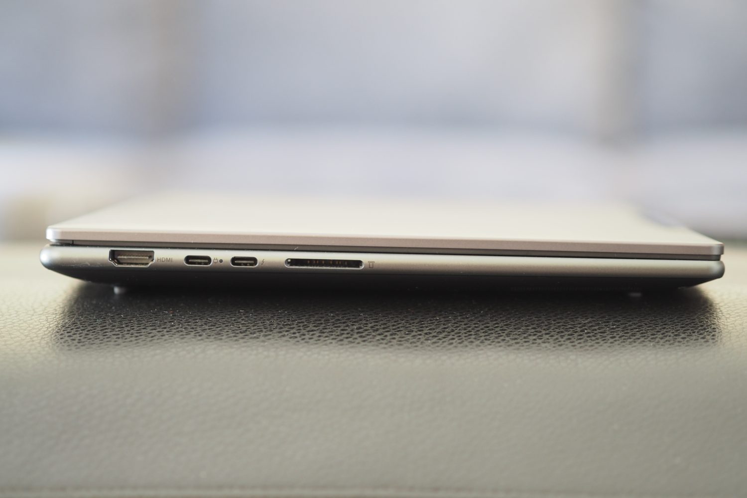 Vista do lado esquerdo do Lenovo Slim Pro 9i 14 mostrando as portas.