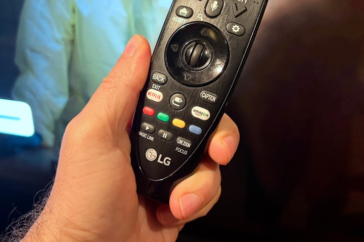 Um LG Magic Remote com um botão Legenda.