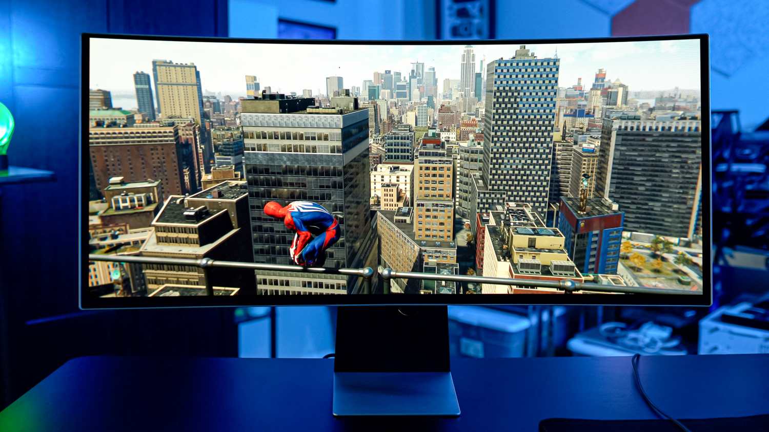 Marvel's Spider-Man بر روی Samsung Odyssey OLED G8 اجرا می شود.