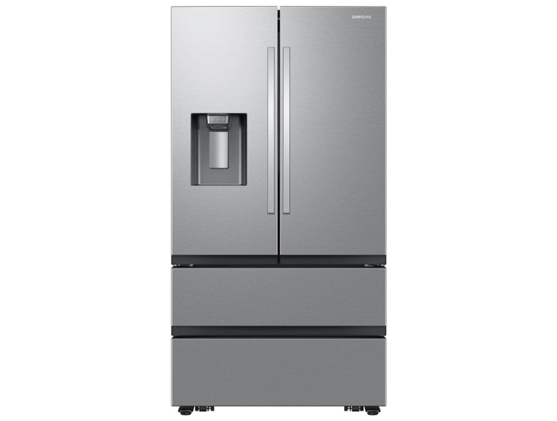 Um refrigerador de porta francesa de quatro portas em aço inoxidável sobre um fundo branco.