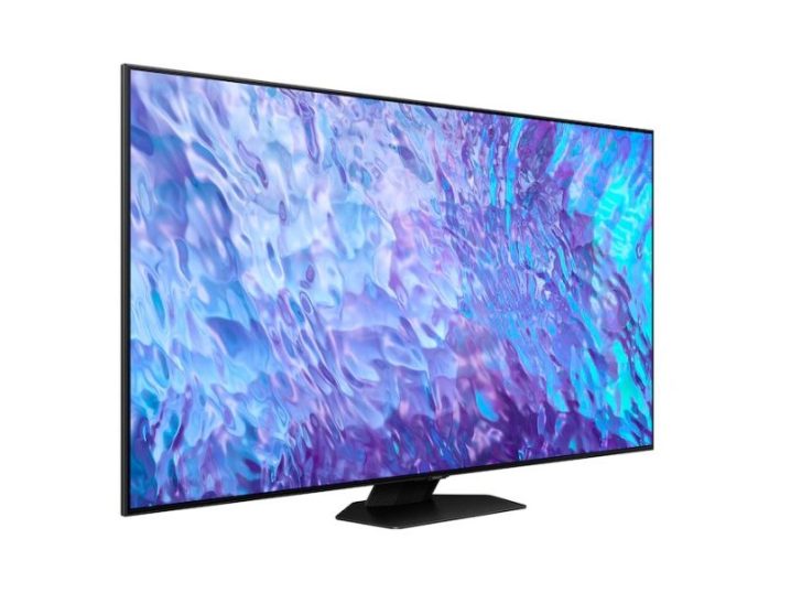 O Samsung QLED 4K Q80C de 55 polegadas em seu suporte incluído, em um ângulo lateral.