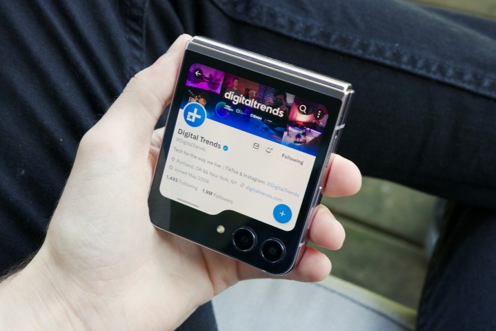 Twitter app on the Samsung Galaxy Z Flip 5 cover screen.