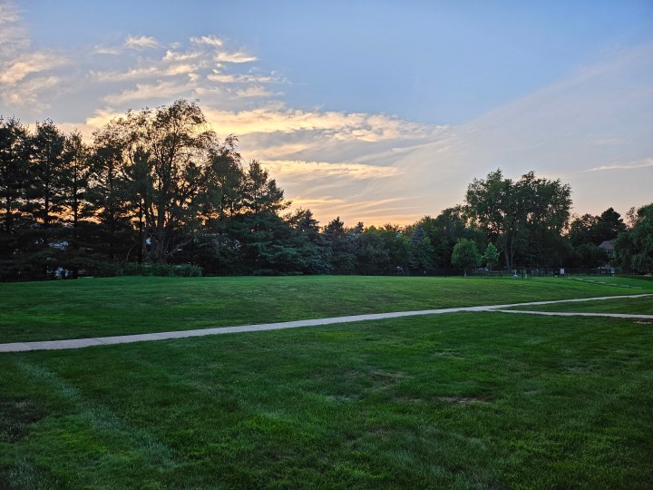 Una foto del Samsung Galaxy Z Flip 5, que muestra un patio durante una puesta de sol.