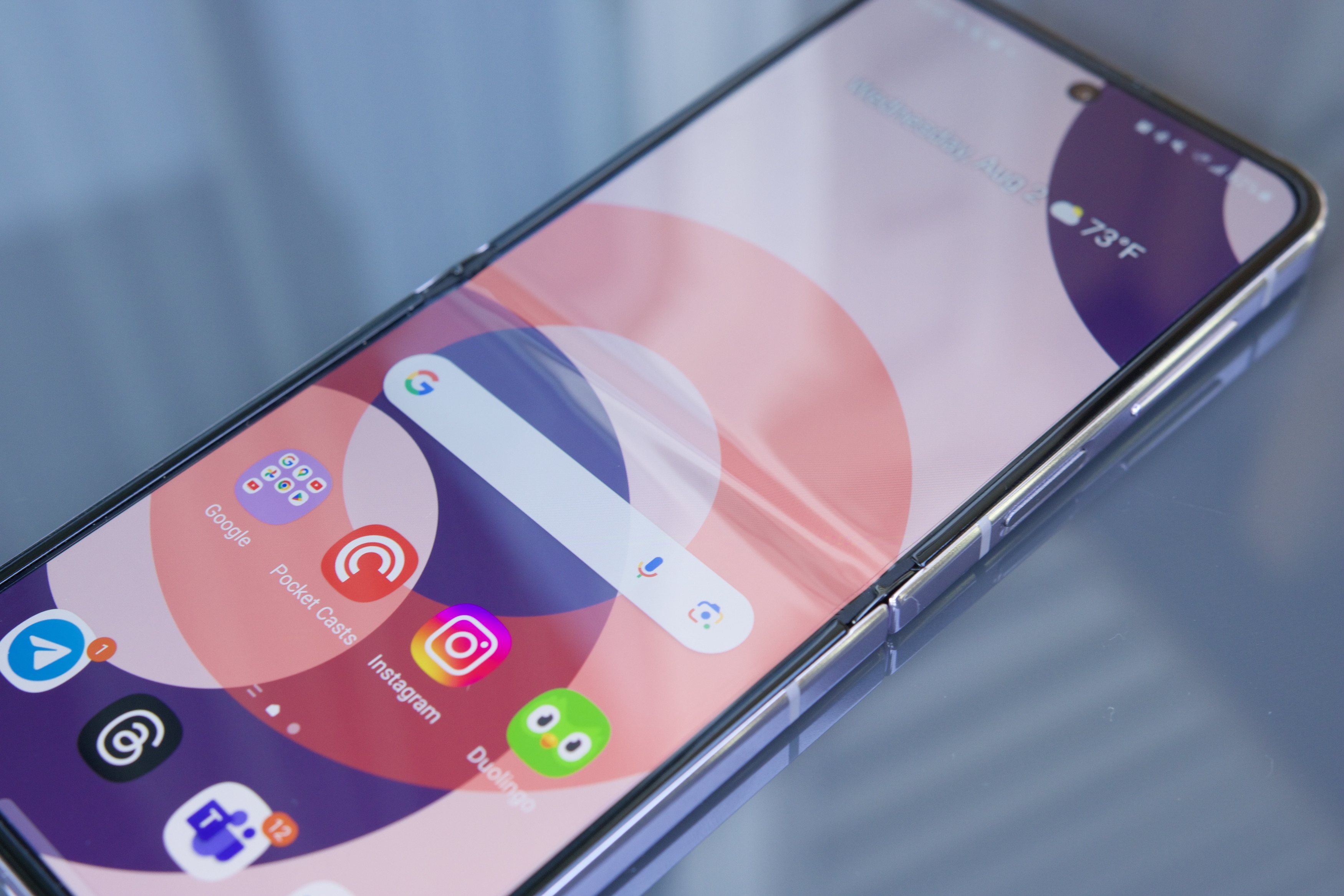 Samsung Galaxy Z Flip 5 abierto, mostrando el pliegue en la pantalla principal.