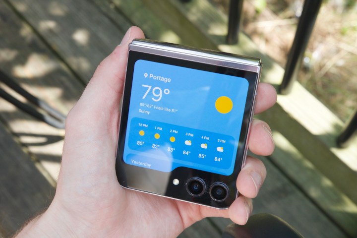 Widget del tiempo en la pantalla de la portada del Samsung Galaxy Z Flip 5.