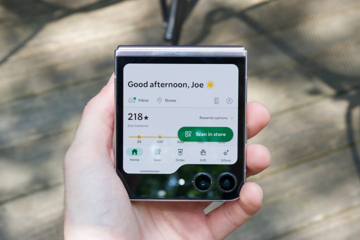 Aplicativo Starbucks em execução na tela de capa do Samsung Galaxy Z Flip 5.