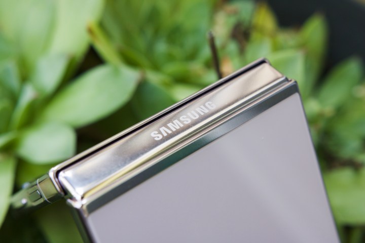 Vista ravvicinata del logo Samsung sulla cerniera del Galaxy Z Flip 5.