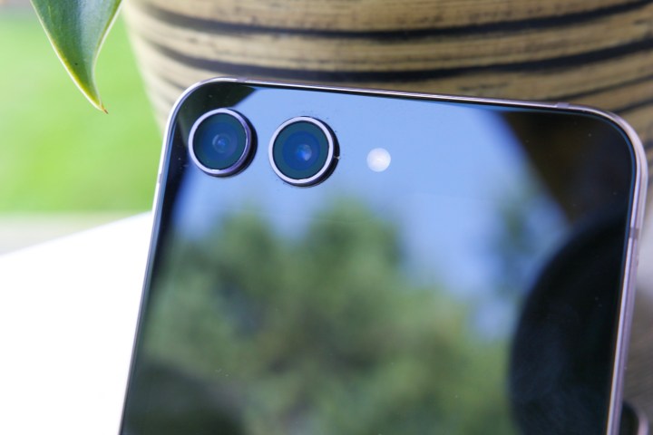 Vista en primer plano de las cámaras en el Samsung Galaxy Z Flip 5.