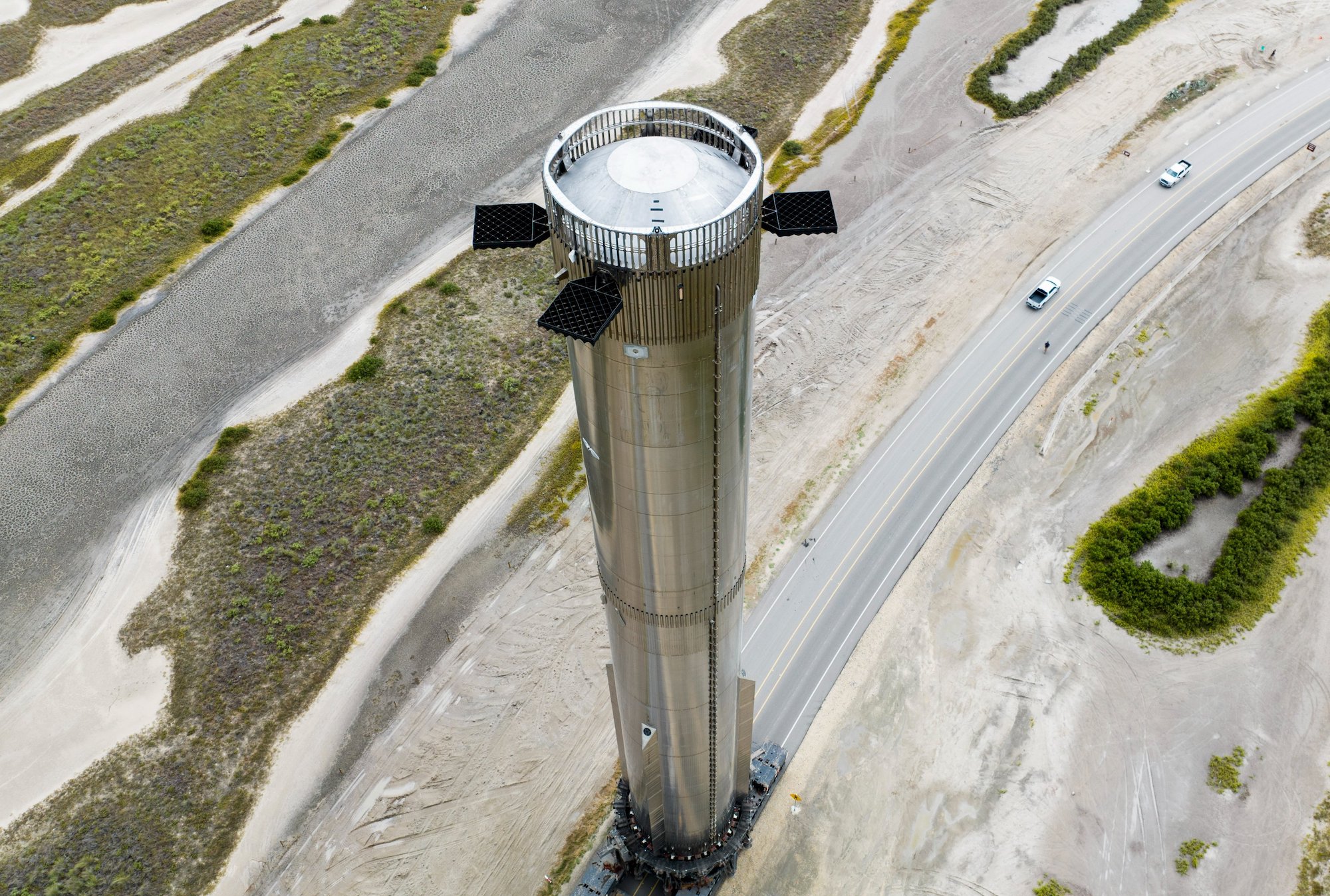 Super Heavy da SpaceX na plataforma de lançamento antes de um teste.