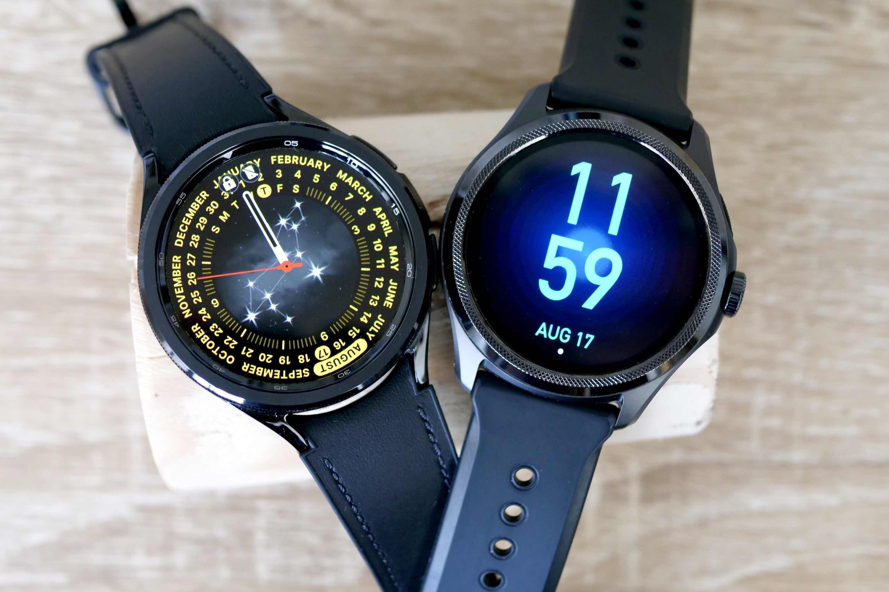 Mobvoi Ticwatch Pro 5 و Samsung Galaxy Watch 6 Classic صفحه‌های ساعت مختلف را نشان می‌دهند.