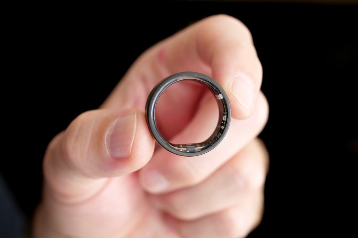 A person holding the Ultrahuman Air ring.