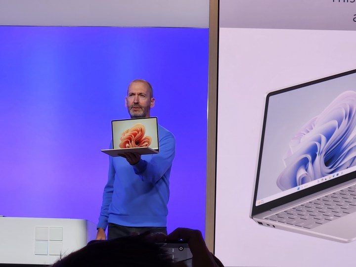 Brett Ostrum sostiene el Surface Laptop Studio 2.