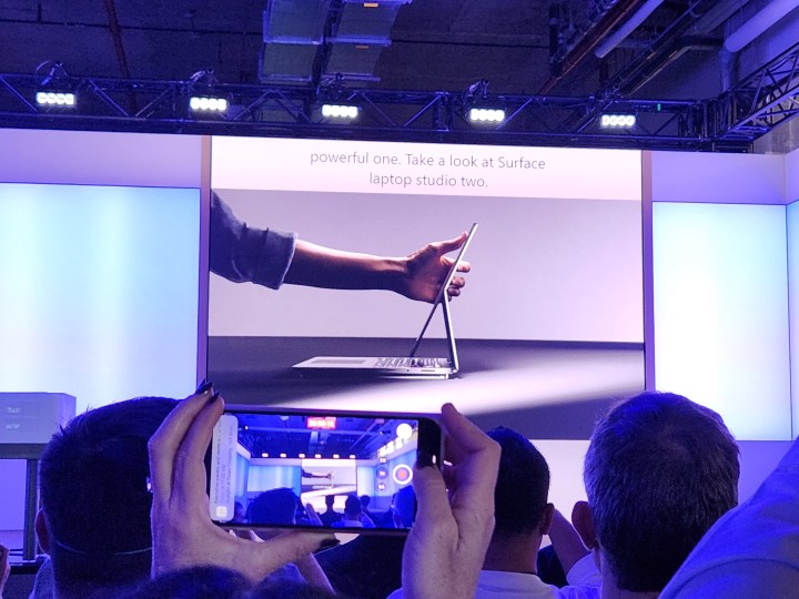 Новый Surface Laptop Studio 2 был показан на сцене во время сентябрьского мероприятия Microsoft.