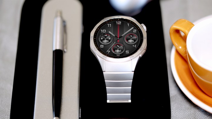 La Huawei Watch GT 4 de 46 mm avec un bracelet en acier.