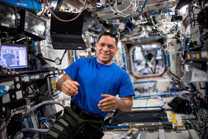El astronauta de la NASA e ingeniero de vuelo de la Expedición 69 Frank Rubio posa para un retrato mientras trabaja dentro del módulo de laboratorio Destiny de la Estación Espacial Internacional.