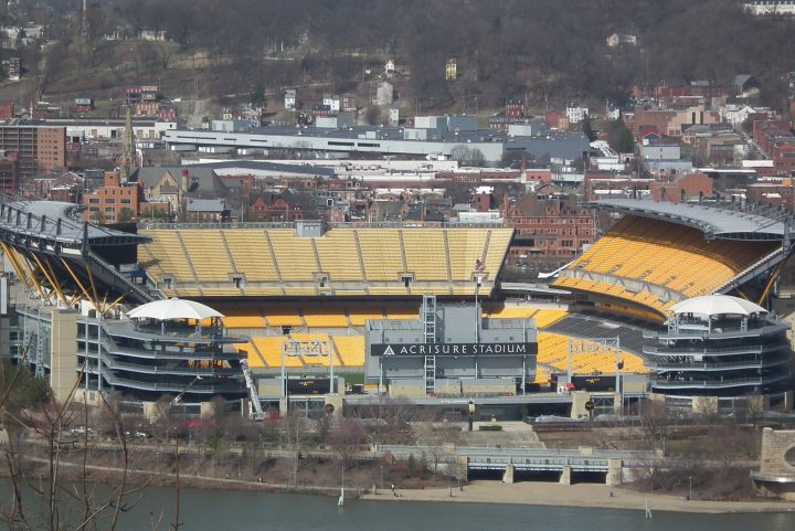 Cảnh quay rộng từ sông của Sân vận động Acrisure ở Pittsburgh.