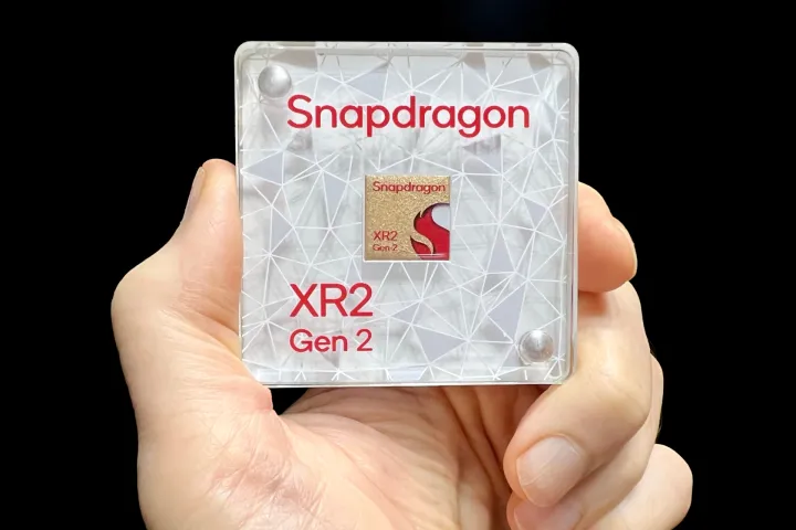 Алан Трули держит в руках модель дисплея чипа Qualcomm Snapdragon XR2 Gen 2.