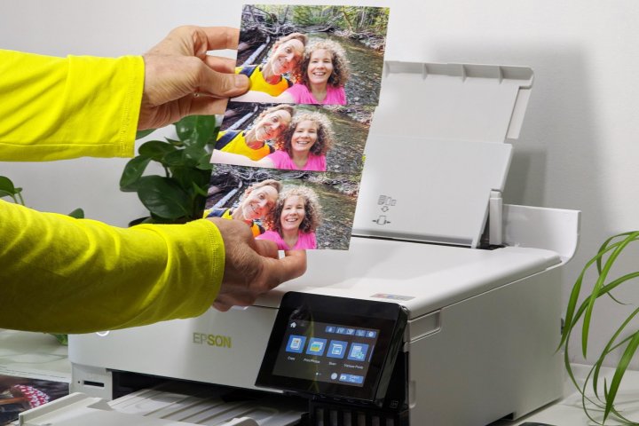 Alan compares draft, standard, and hig-quality photos from Epson's EcoTank ET-8500.