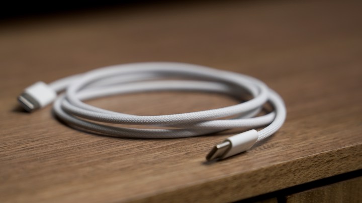 Gli Apple AirPods Pro 2 rivestiti in tessuto con cavo di ricarica USB-C e MagSafe.