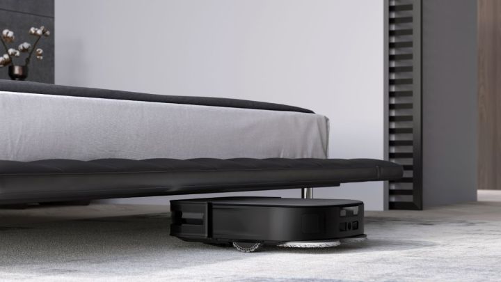 Το X2 Omni καθαρισμός κάτω από ένα κρεβάτι.