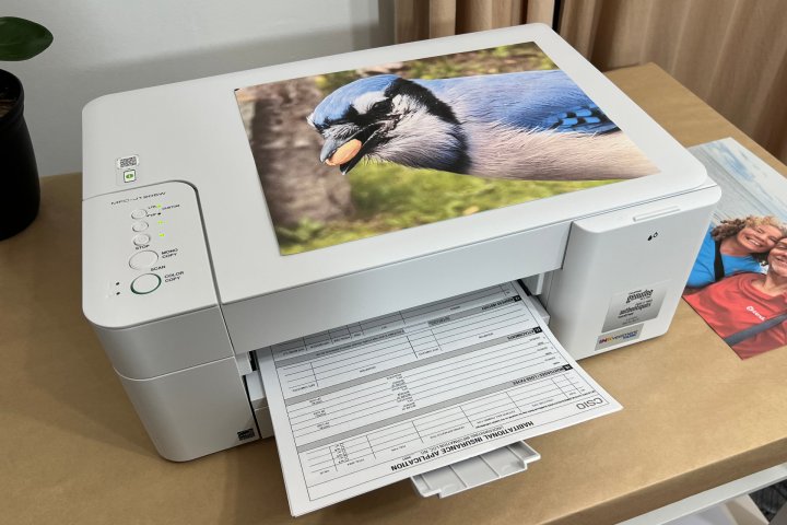 La impresora Brother MFC-J1205W INKvestment Tank es una impresora pequeña y asequible para la oficina en casa.