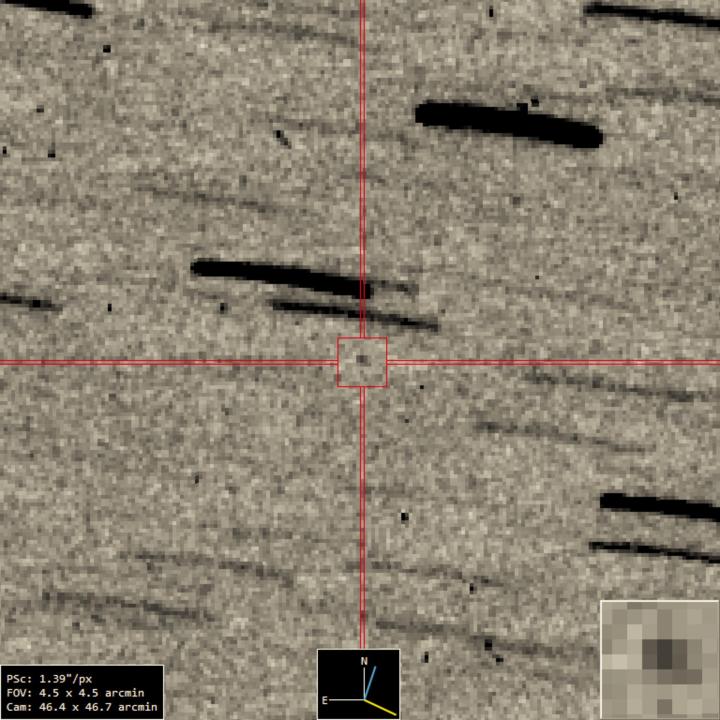 ¿Es una nave espacial? ¿Un asteroide? Bueno, ambos. Esta pequeña mancha central es la primera imagen de una nave espacial en su camino a casa, llevando consigo una muestra de un asteroide de cientos de millones, si no miles de millones de años. La nave espacial es OSIRIS-REx de la NASA, el asteroide es Bennu.