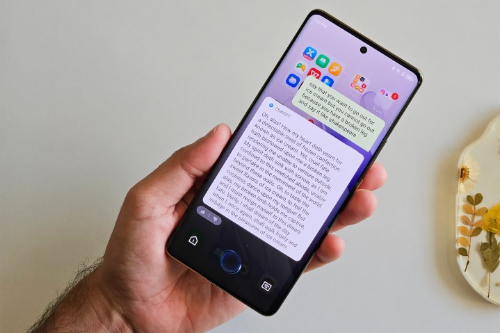 Téléphone Android Infinix Zero 30 5G de couleur or avec assistant virtuel ChatGPT.