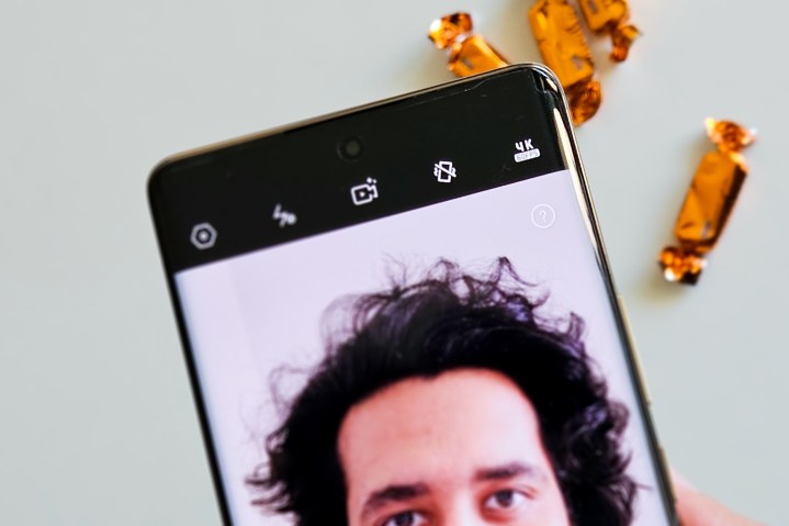 Smartphone Infinix Zero 30 5G avec vidéo selfie 4K 60 ips et mise au point automatique sur la caméra frontale.
