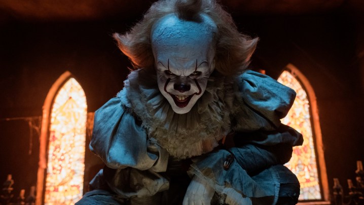 Bill Skarsgård dans le rôle du monstrueux monstre clown Pennywise.