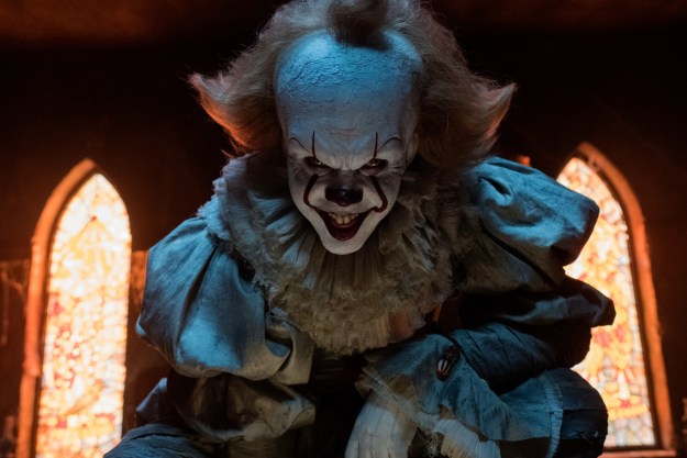 Bill Skarsgård als das monströse Clown Monster Pennywise darin