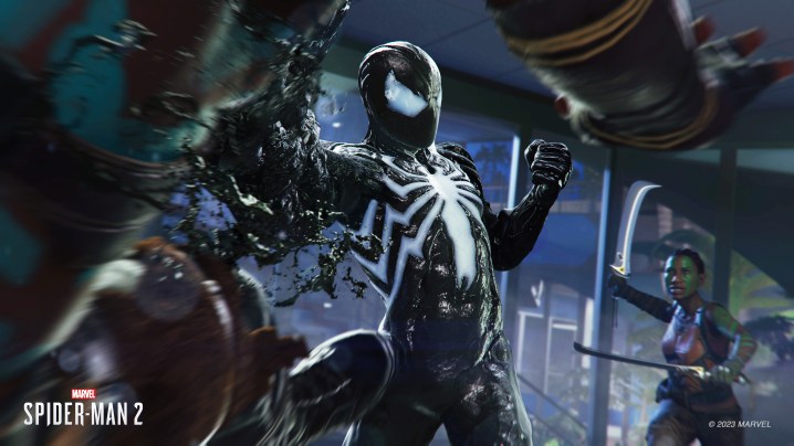 SOUS EMBARGO LE 15/09 à 8 heures du matin, heure du Pacifique Peter attaque les ennemis avec la combinaison Symbiote dans Marvel's Spider-Man 2.