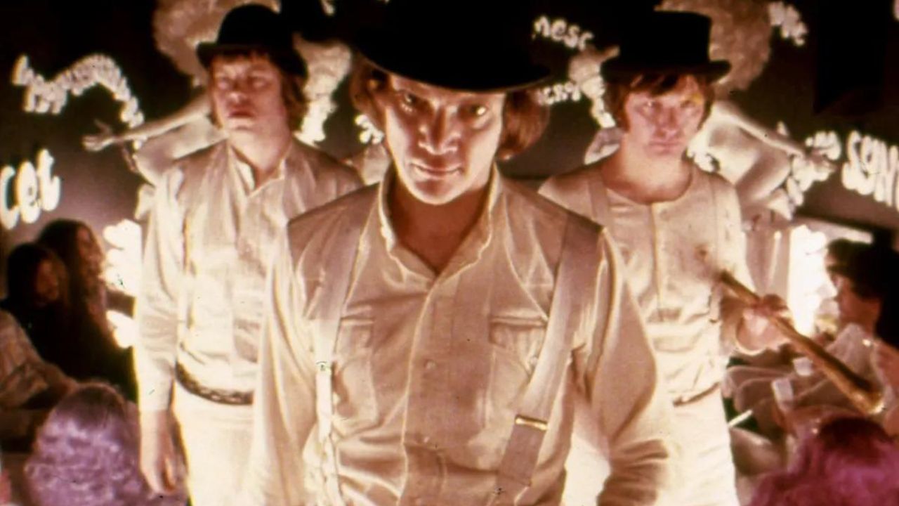 Malcolm McDowell como Alex DeLarge con dos de sus amigos en la película A Clockwork Orange.