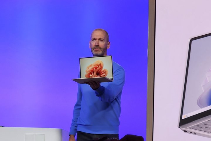 Microsoft Surface Laptop Go 3 aparece en el escenario.