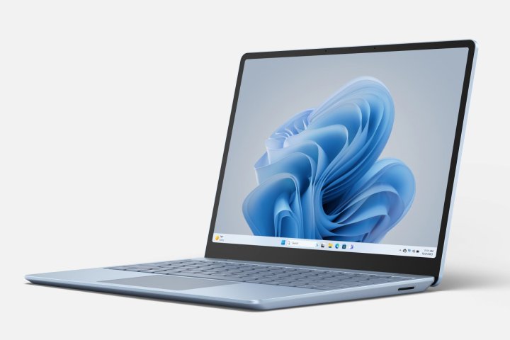 Le Surface Laptop Go 3 de Microsoft est affiché sur un fond blanc.