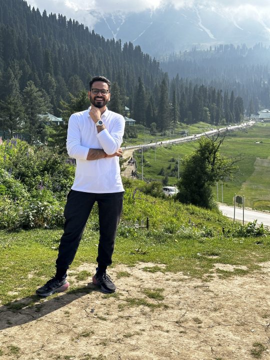 Prakhar Khanna nel verde del Kashmir.